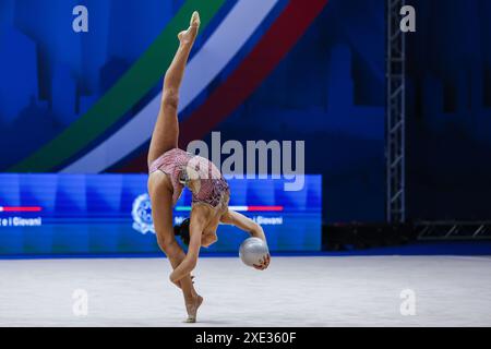 Milano, Italia. 23 giugno 2024. Sofia Raffaeli (ITA) vista durante le finali di Coppa del mondo DI ginnastica ritmica FIG 2024 all'Unipol Forum. (Foto di Fabrizio Carabelli/SOPA Images/Sipa USA) credito: SIPA USA/Alamy Live News Foto Stock