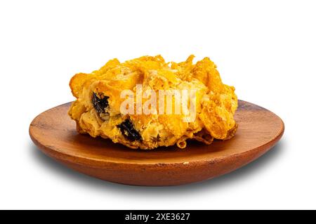 Una deliziosa cucina fatta in casa con scaglie di mais croccanti in un piatto di legno. Foto Stock