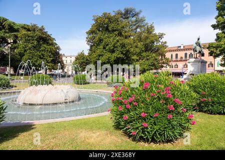 Verona, Italia - Giugno 2022: La Fontana delle Alpi, situata nel giardino di Piazza Bra. Foto Stock