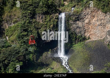 Cascata manto de la Novia a Baños de Agua Santa, Tungurahua, Ecuador. cascata che scende dalle scogliere rocciose in mezzo a una vegetazione lussureggiante. In primo piano Foto Stock