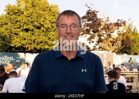 Central Park, Brighton, Regno Unito. Tifosi all'Euro Fanzone, 4theFans, con Matt le Tissier al Central Park, Brighton al Big Screen England V Slovenia Fanzone Brighton. David Smith/Alamy 25 giugno 2024 Foto Stock