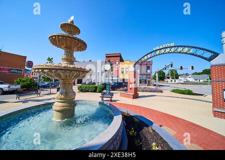 Fontana d'acqua e orologio di strada al Rotary Centennial Park Vista a livello dell'occhio Foto Stock