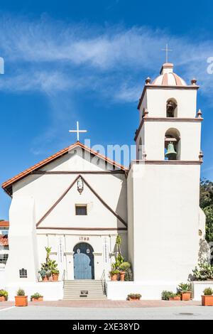 basilica storica della missione californiana di san buenaventura a Ventura, CA. Tiro verticale Foto Stock
