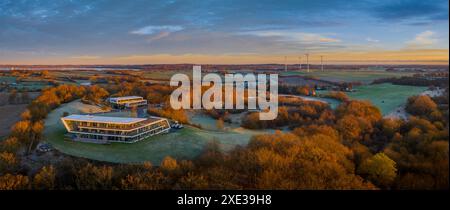 Edificio per uffici in campagna vicino alle turbine eoliche in un'atmosfera fredda del tardo autunno. Edificio per uffici Foto Stock