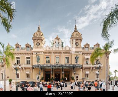 Monaco, Monte Carlo, 21 ottobre 2022: Piazza Casinò Monte Carlo nella giornata di sole, vita ricca, i turisti scattano foto del landmar Foto Stock