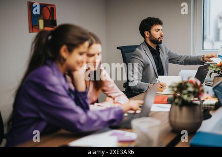 Team diversificato di giovani professionisti impegnati in una sessione di brainstorming in un moderno ambiente di ufficio Foto Stock