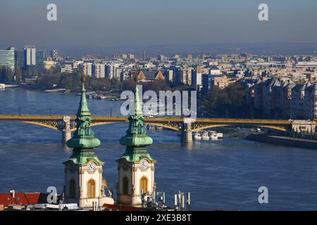 Chiesa di Sant'Anna a Budapest con Ponte Margherita, Ungheria Foto Stock