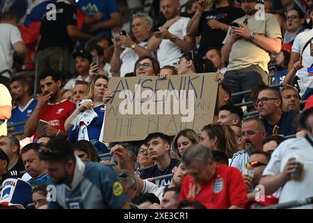 Tifosi (Slovenia) durante la partita UEFA Euro Germania 2024 tra Inghilterra 0-0 e Slovenia allo Stadio di Colonia il 25 giugno 2024 a Colonia, Germania. Crediti: Maurizio Borsari/AFLO/Alamy Live News Foto Stock