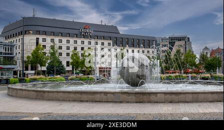 Bratislava, Slovacchia - 3 settembre 2023: L'hotel Crowne Plaza a Bratislava. Il marchio Crowne Plaza è di proprietà di InterContin Foto Stock