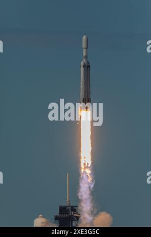 Kennedy Space Center, Stati Uniti. 25 giugno 2024. SpaceX batte le tempeste pomeridiane lancia Falcon Heavy NASA NOAA GOES-U alle 17:26 PM EDT da LC-39A 25 giugno 2024 Kennedy Space Center, Brevard County, Florida, USA. (Foto di Scott Schilke/SipaUSA) credito: SIPA USA/Alamy Live News Foto Stock