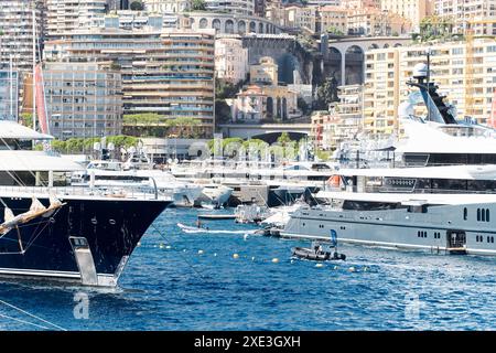 Monaco, Monte Carlo, 27 settembre 2022 - tanti yacht di lusso alla famosa esposizione di motoscafi nel Principato, la più importante Foto Stock