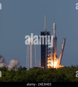 Kennedy Space Center, Stati Uniti. 25 giugno 2024. SpaceX batte le tempeste pomeridiane lancia Falcon Heavy NASA NOAA GOES-U alle 17:26 PM EDT da LC-39A 25 giugno 2024 Kennedy Space Center, Brevard County, Florida, USA. (Foto di Scott Schilke/SipaUSA) credito: SIPA USA/Alamy Live News Foto Stock