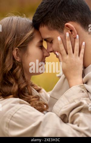 STORIA D'AMORE DI COPPIA ADOLESCENTE. Sussurri d'amore nello splendore tedesco. Esplorare la storia tedesca con amore. Autumn Love Affair in German El Foto Stock