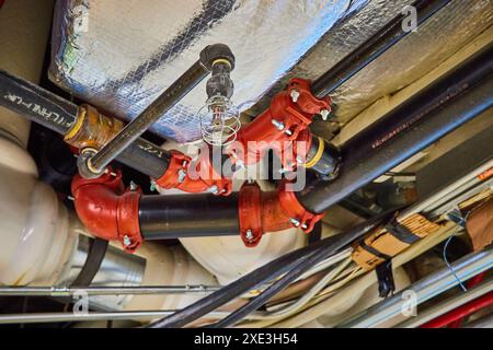 Valvola dell'irrigatore antincendio in costruzione con il locale di utilità per tubazioni industriali Foto Stock