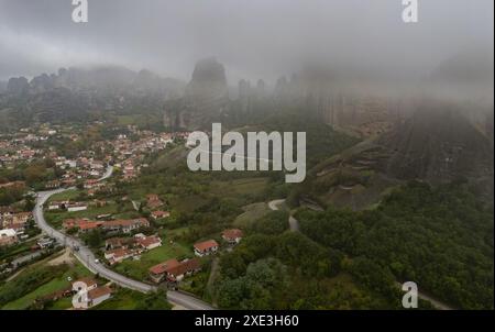 Vista aerea della città di Kalabaka vicino ai famosi monasteri di Meteora, scogliere rocciose. Monumenti della Grecia, Grecia Europa Foto Stock