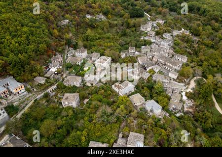 Drone scenario del tradizionale villaggio di Dilofo nella regione centrale di Zagori, Epiro, nell'unità regionale di Ioannina in Grecia. Foto Stock