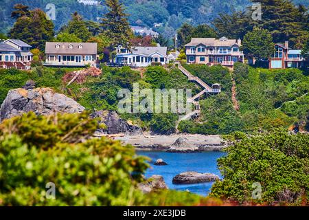 Case costiere colorate e spiaggia a Brookings, Oregon, dal punto di vista Hillside Foto Stock