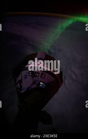 In questa foto, un'aurora scorre sotto la navicella spaziale Starliner della Boeing attraccata al porto anteriore sul modulo Harmony mentre la stazione spaziale Internazionale sorvolava 266 miglia sopra l'Oceano Indiano a sud-ovest dell'Australia. Le squadre della NASA e della Boeing stanno adeguando il ritorno sulla Terra della navicella Starliner Crew Flight test con gli astronauti Butch Wilmore e Suni Williams della stazione spaziale Internazionale. Lo spostamento di mercoledì 26 giugno sconvolge lo sgancio e l'atterraggio di Starliner da una serie di passeggiate spaziali della stazione spaziale Internazionale previste lunedì 24 giugno e martedì, luglio Foto Stock