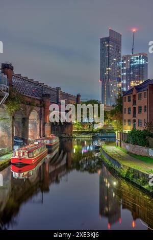 I canali di Castlefield a Mancherster, Regno Unito, di notte Foto Stock