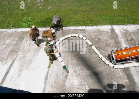 Apra HARBOR, Guam (29 maggio 2024) - i marinai assegnati al sottomarino classe Emory S. Land USS Frank Cable (AS 40), partecipano ad un'esercitazione di movimentazione delle armi ad Apra Harbor, 29 maggio 2024. Frank Cable, schierato in avanti sull'isola di Guam, ripara, riarma e rifornisce sommergibili e navi di superficie nella regione Indo-Pacifico. (Foto della Marina degli Stati Uniti di Wendy Arauz, specialista della comunicazione di massa di seconda classe) Foto Stock