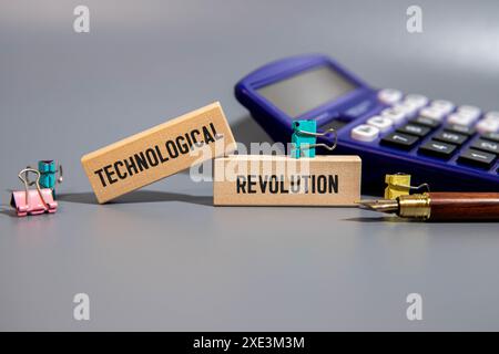 Conceptual la scrittura a mano che mostra ad adattarsi ai cambiamenti. Business photo testo le modifiche innovative di adattamento con l'evoluzione tecnologica scritto il pezzo di legno la Foto Stock