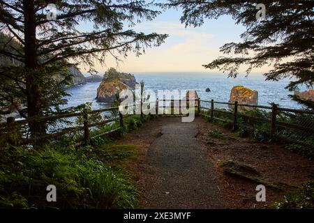 Golden Hour presso il punto panoramico della costa di Arch Rock in Oregon Foto Stock