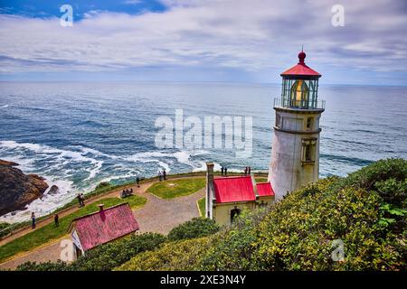 Faro di Heceta Head e scogliere con vista aerea a mezzogiorno per i visitatori Foto Stock