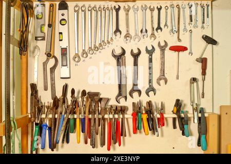 Raccolta di attrezzature. Utensili di lavoro. Attrezzi manuali in officina su pareti in legno. lavorazione del legno, cra Foto Stock