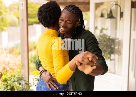 All'aperto, coppie che abbracciano e ballano insieme, godendosi momenti di qualità a casa Foto Stock