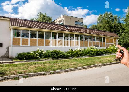 Kupiansk, Ucraina, 24 giugno 2024 paesaggio urbano di Kupiansk in zona di guerra. La città fu colpita più duramente dai bombardamenti russi. Le infrastrutture civili sono russe Foto Stock