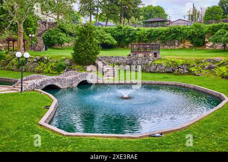 Laghetto ornamentale e Stone Bridge nell'Huntington Sunken Gardens Vista a livello dell'occhio Foto Stock