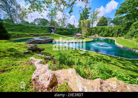 Serene Stone Bridge e laghetto a Huntington Indiana Park Vista a livello dell'occhio Foto Stock