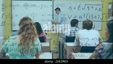 Immagine di equazioni matematiche contro il professore maschio caucasico che insegna agli studenti del college Foto Stock