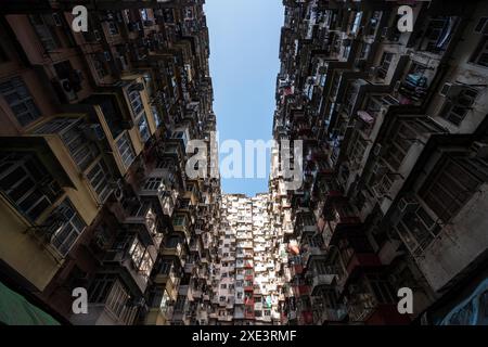 Yick Fat Building, Quarry Bay, Hong Kong. Zona residenziale in vecchio appartamento con finestre. Alto edificio, grattacielo con finestre di architettura Foto Stock