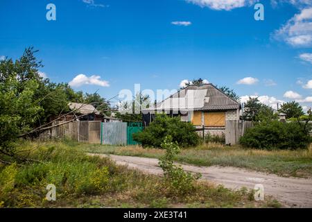 Kupiansk, Ucraina, 24 giugno 2024 paesaggio urbano di Kupiansk in zona di guerra. La città fu colpita più duramente dai bombardamenti russi. Le infrastrutture civili sono russe Foto Stock