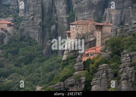 I monasteri di meteora kalampaka sono costruiti sulla cima di una cresta di arenaria. Monastero di Santa barbara Rousanou, kalabaka Grecia Foto Stock