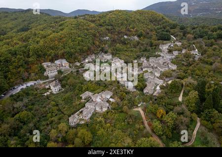 Drone scenario del tradizionale villaggio di Dilofo nella regione centrale di Zagori, Epiro, nell'unità regionale di Ioannina in Grecia. Foto Stock