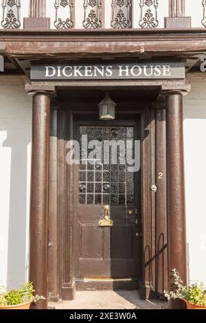 Inghilterra, Kent, Broadstairs, Victoria Parade, ingresso al Dickens House Museum Foto Stock