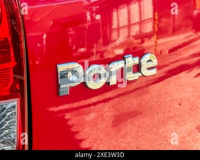 Shiga, Giappone. 11 novembre 2023. Un cartello Toyota porte. Un mini veicolo polivalente una classe di dimensioni per le dimensioni più piccole di mini Foto Stock