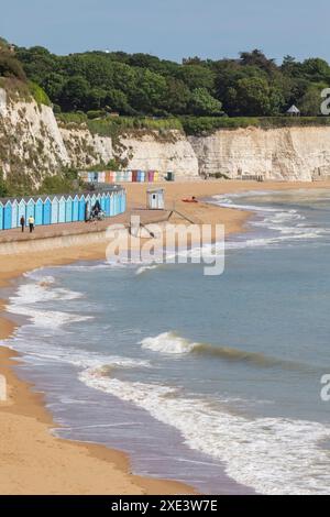 Inghilterra, Kent, Broadstairs, Stone Bay, Beach Shoreline e una lunga fila di colorate Beach Huts Foto Stock