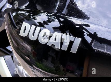 Shiga, Giappone. 11 novembre 2023. Un cartello Ducati su una motocicletta. Foto Stock