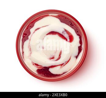 Yogurt con marmellata di bacche a vortice isolato su sfondo bianco, vista dall'alto Foto Stock