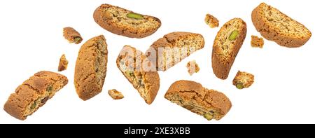 Biscotti con cantucci, biscotti alle mandorle italiane isolati su fondo bianco Foto Stock