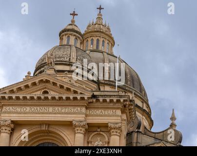 Vista dettagliata della Rotonda della Chiesa di Xewkija sull'isola di Gozo a Malta Foto Stock
