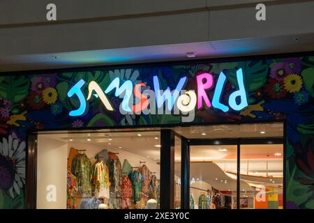Honolulu, HI, USA - 14 gennaio 2024: Un negozio JAMS World in un centro commerciale a Waikiki, Hawaii, USA. Foto Stock