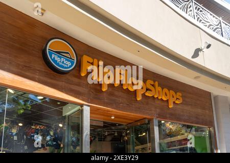 Honolulu, HI, USA - 14 gennaio 2024: Negozio di scarpe Flip Flop Shops in un centro commerciale a Waikiki, Hawaii, USA. Foto Stock
