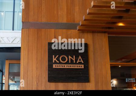 Honolulu, HI, USA - 14 gennaio 2024: Primo piano del cartello dei fornitori di caffè Kona sul muro in International Market Place, Honolulu, HI, USA. Foto Stock