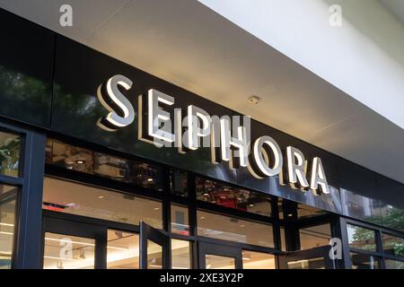 Honolulu, HI, USA - 14 gennaio 2024: Sephora firma presso il negozio in un centro commerciale a Waikiki, Hawaii. Foto Stock