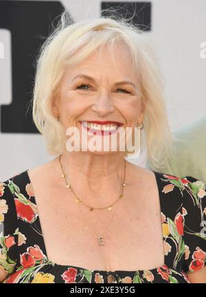 LOS ANGELES, CALIFORNIA - 24 GIUGNO: Elizabeth Dennehy partecipa alla prima americana di "Horizon: An American Saga - Chapter 1" al Regency Village Theatre on Foto Stock