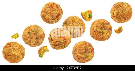 Palle di falafel a base di piante senza carne isolate su sfondo bianco Foto Stock